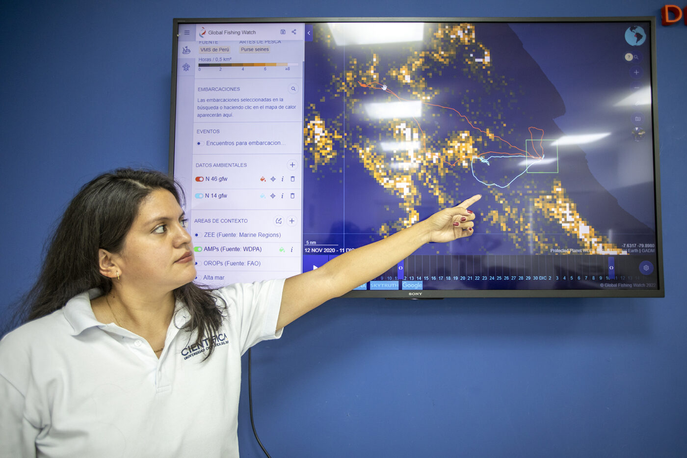 Cinthia Irigoin señala el mapa de Global Fishing Watch en la pantalla