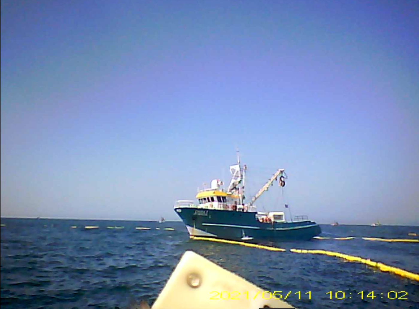 Imagen de la cámara de un piquero mientra vuela sobre una embarcación pesquera de anchoveta